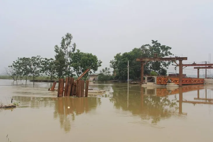 Mênh mông biển nước “bủa vây” hơn 3.000 hộ dân Chương Mỹ, Hà Nội - Ảnh 6. Mênh mông biển nước “bủa vây” hơn 3.000 hộ dân Chương Mỹ, Hà Nội - Ảnh 6.