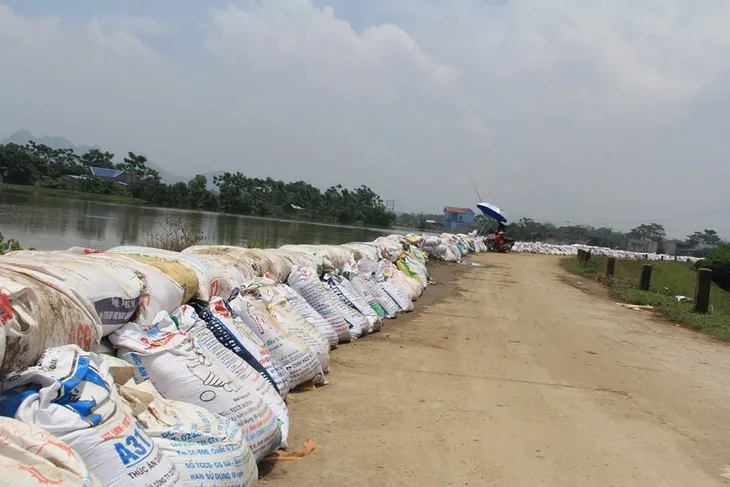 Mênh mông biển nước “bủa vây” hơn 3.000 hộ dân Chương Mỹ, Hà Nội - Ảnh 10. Mênh mông biển nước “bủa vây” hơn 3.000 hộ dân Chương Mỹ, Hà Nội - Ảnh 10.