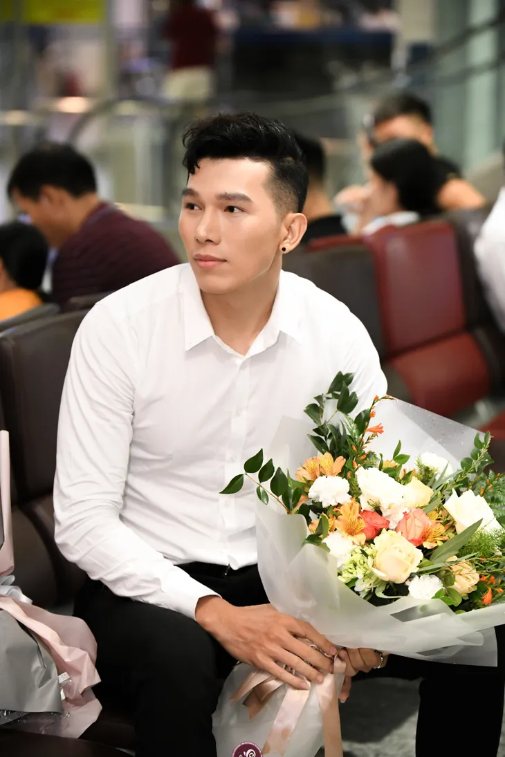 Nam vương Ngọc Tình đón Miss Global 2017 đến Hà Nội bằng xế sang - Ảnh 1. Nam vương Ngọc Tình đón Miss Global 2017 đến Hà Nội bằng xế sang - Ảnh 1.