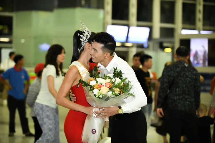 Nam vương Ngọc Tình đón Miss Global 2017 đến Hà Nội bằng xế sang - Ảnh 2. Nam vương Ngọc Tình đón Miss Global 2017 đến Hà Nội bằng xế sang - Ảnh 2.