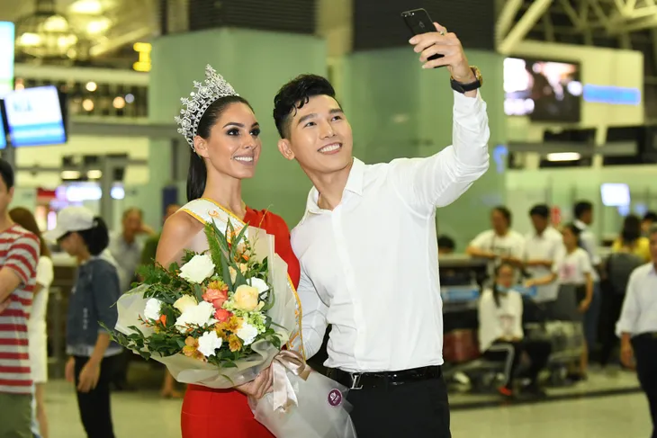 Nam vương Ngọc Tình đón Miss Global 2017 đến Hà Nội bằng xế sang - Ảnh 3. Nam vương Ngọc Tình đón Miss Global 2017 đến Hà Nội bằng xế sang - Ảnh 3.