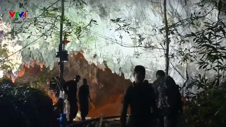 Thủ tướng Thái Lan tuyên dương các đội cứu hộ đội bóng mắc kẹt trong hang Tham Luang - Ảnh 1. Thủ tướng Thái Lan tuyên dương các đội cứu hộ đội bóng mắc kẹt trong hang Tham Luang - Ảnh 1.