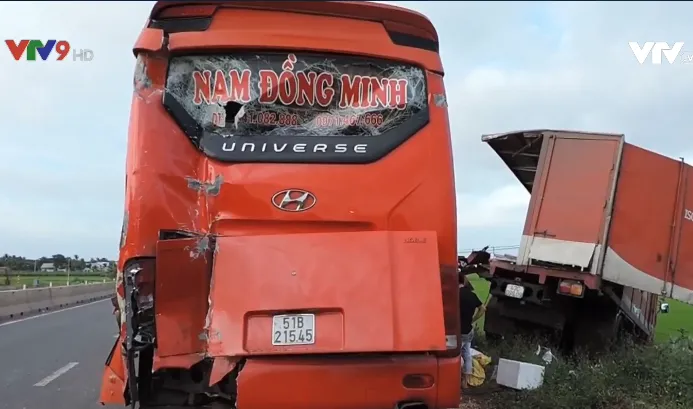 Va chạm liên hoàn giữa 3 xe khách giường nằm và xe tải ở Bình Thuận - Ảnh 3. Va chạm liên hoàn giữa 3 xe khách giường nằm và xe tải ở Bình Thuận - Ảnh 3.