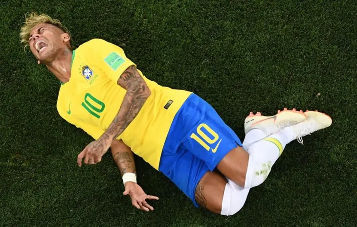 Chết cười với video chế pha ăn vạ của Neymar - Ảnh 2. Chết cười với video chế pha ăn vạ của Neymar - Ảnh 2.
