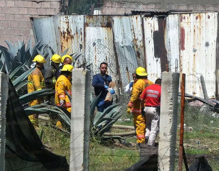 Nổ nhà máy pháo hoa tại Mexico: Số người thiệt mạng đã lên tới 24 - Ảnh 4. Nổ nhà máy pháo hoa tại Mexico: Số người thiệt mạng đã lên tới 24 - Ảnh 4.