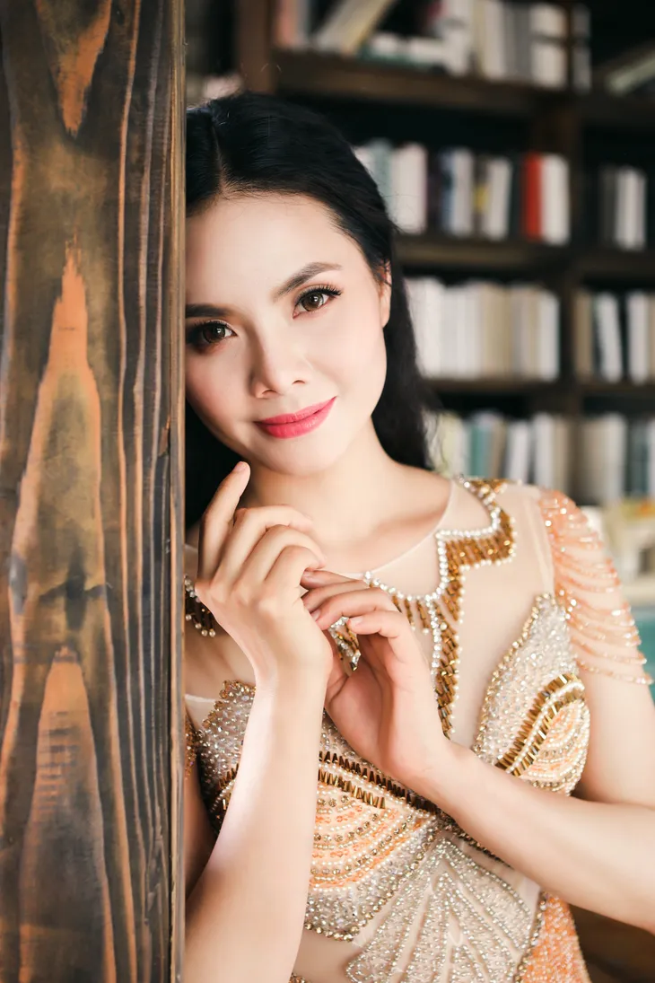 Rũ bỏ vẻ gái quê, sao mai Lương Nguyệt Anh kiêu sa mừng sinh nhật - Ảnh 1. Rũ bỏ vẻ gái quê, sao mai Lương Nguyệt Anh kiêu sa mừng sinh nhật - Ảnh 1.