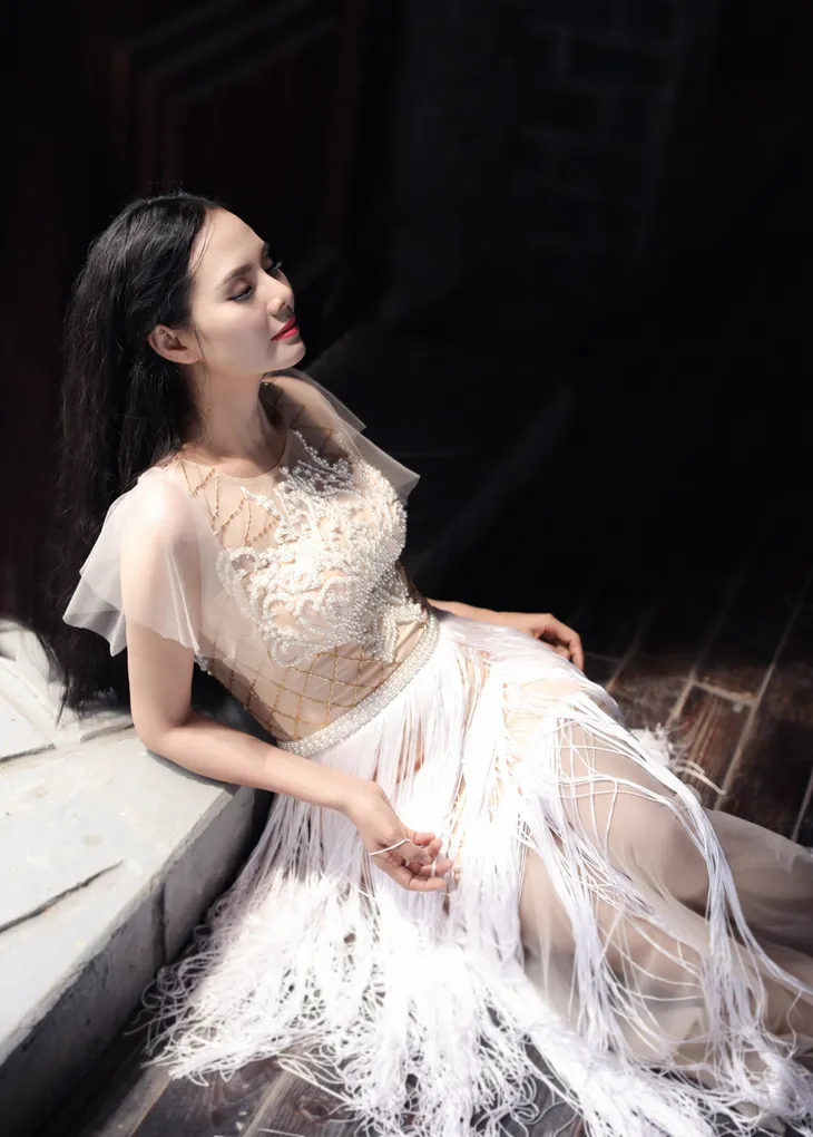 Rũ bỏ vẻ gái quê, sao mai Lương Nguyệt Anh kiêu sa mừng sinh nhật - Ảnh 2. Rũ bỏ vẻ gái quê, sao mai Lương Nguyệt Anh kiêu sa mừng sinh nhật - Ảnh 2.