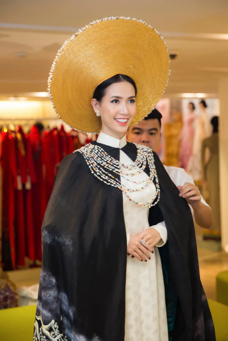 Phan Thị Mơ hé lộ chiếc áo dài đặc biệt đi thi nhan sắc quốc tế - Ảnh 1. Phan Thị Mơ hé lộ chiếc áo dài đặc biệt đi thi nhan sắc quốc tế - Ảnh 1.