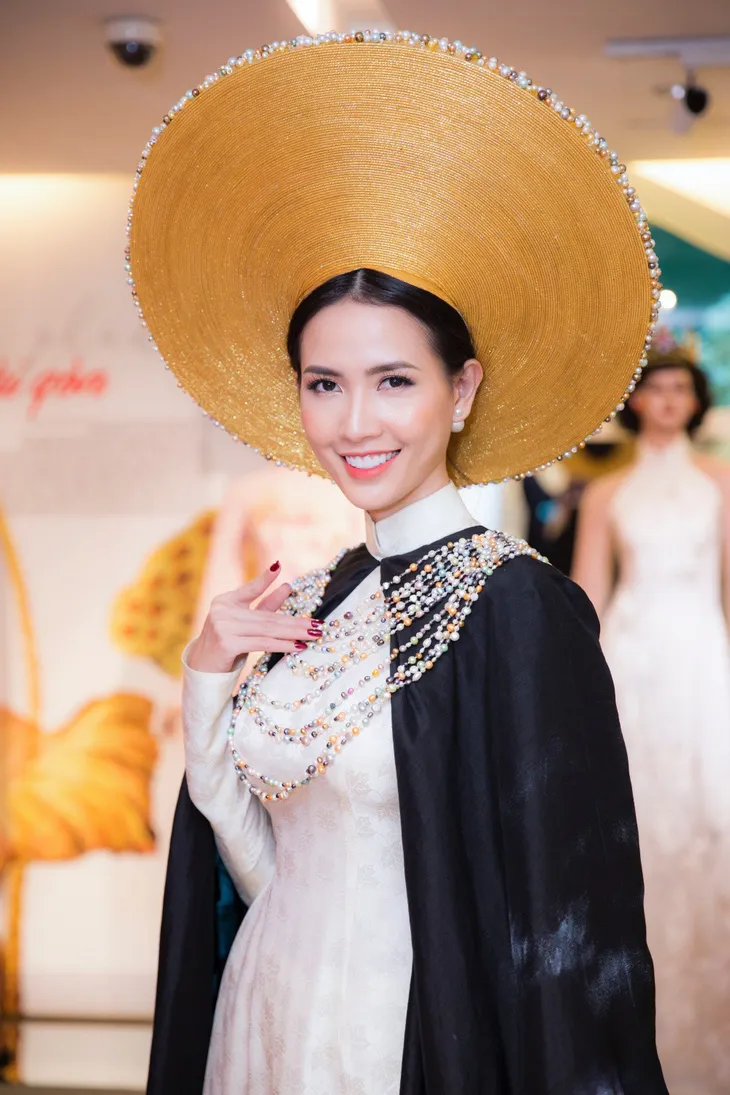 Phan Thị Mơ hé lộ chiếc áo dài đặc biệt đi thi nhan sắc quốc tế - Ảnh 2. Phan Thị Mơ hé lộ chiếc áo dài đặc biệt đi thi nhan sắc quốc tế - Ảnh 2.