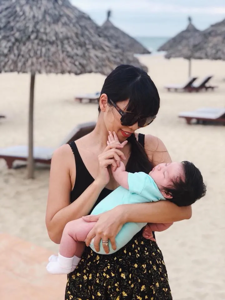 Siêu mẫu Hà Anh diện bikini khoe dáng nuột nà hơn 1 tháng sau sinh - Ảnh 8. Siêu mẫu Hà Anh diện bikini khoe dáng nuột nà hơn 1 tháng sau sinh - Ảnh 8.