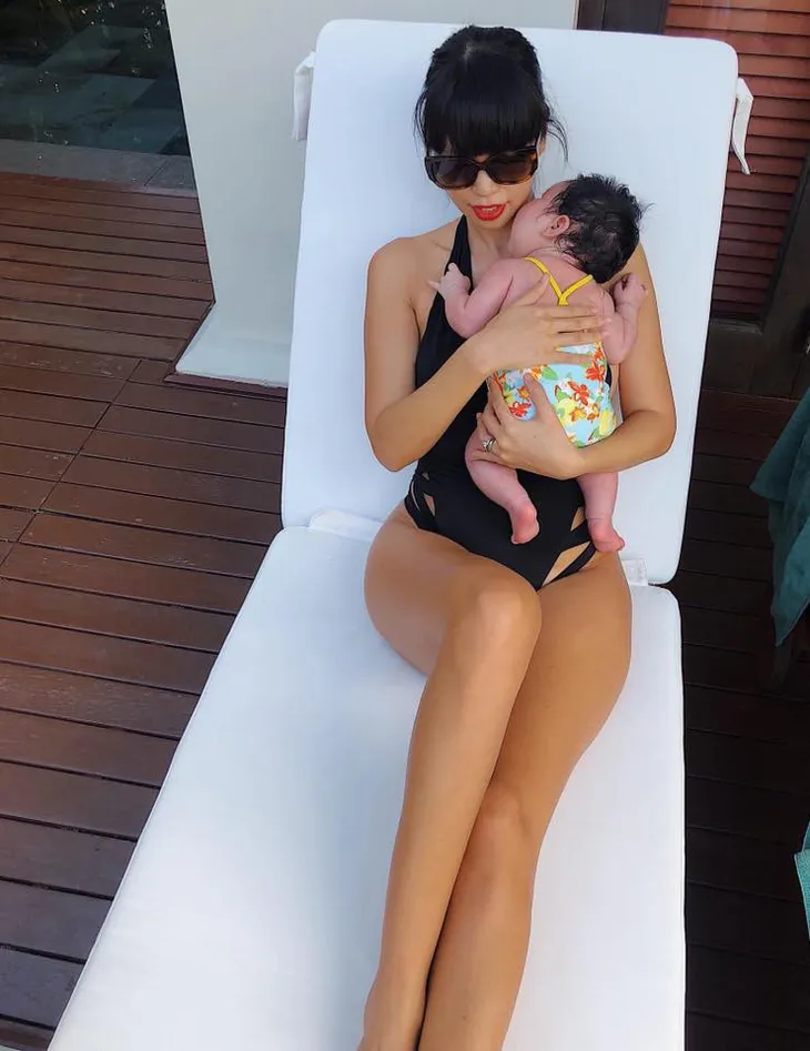 Siêu mẫu Hà Anh diện bikini khoe dáng nuột nà hơn 1 tháng sau sinh - Ảnh 2. Siêu mẫu Hà Anh diện bikini khoe dáng nuột nà hơn 1 tháng sau sinh - Ảnh 2.