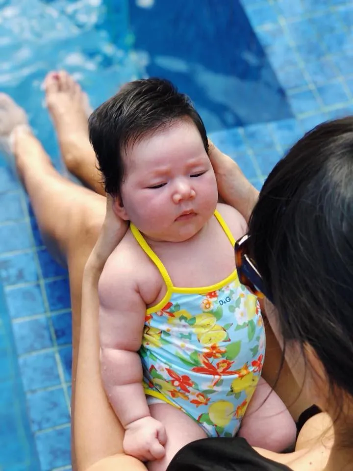 Siêu mẫu Hà Anh diện bikini khoe dáng nuột nà hơn 1 tháng sau sinh - Ảnh 3. Siêu mẫu Hà Anh diện bikini khoe dáng nuột nà hơn 1 tháng sau sinh - Ảnh 3.