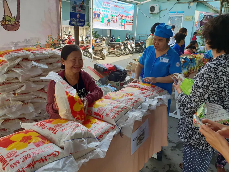 Người bệnh rủ nhau đi Phiên chợ 0 đồng - Ảnh 2. Người bệnh rủ nhau đi Phiên chợ 0 đồng - Ảnh 2.