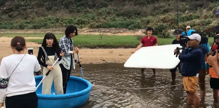 Hậu trường phim Ngày ấy mình đã yêu: Nhã Phương mặt mếu vì bị Nhan Phúc Vinh chê thiếu chuyên nghiệp - Ảnh 3. Hậu trường phim Ngày ấy mình đã yêu: Nhã Phương mặt mếu vì bị Nhan Phúc Vinh chê thiếu chuyên nghiệp - Ảnh 3.