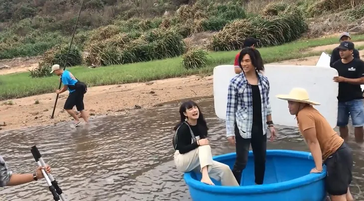 Hậu trường phim Ngày ấy mình đã yêu: Nhã Phương mặt mếu vì bị Nhan Phúc Vinh chê thiếu chuyên nghiệp - Ảnh 1. Hậu trường phim Ngày ấy mình đã yêu: Nhã Phương mặt mếu vì bị Nhan Phúc Vinh chê thiếu chuyên nghiệp - Ảnh 1.