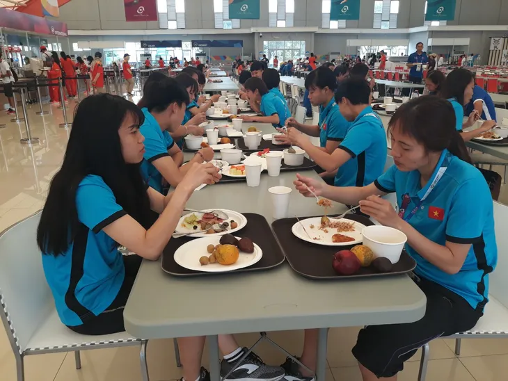 ASIAD 2018: ĐT nữ Việt Nam hứng khởi trong buổi tập đầu tiên tại Indonesia - Ảnh 5. ASIAD 2018: ĐT nữ Việt Nam hứng khởi trong buổi tập đầu tiên tại Indonesia - Ảnh 5.