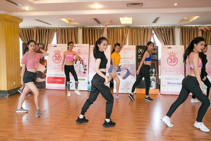 44 thí sinh Chung kết Hoa hậu Việt Nam 2018 khoe vẻ khỏe khoắn - Ảnh 4. 44 thí sinh Chung kết Hoa hậu Việt Nam 2018 khoe vẻ khỏe khoắn - Ảnh 4.