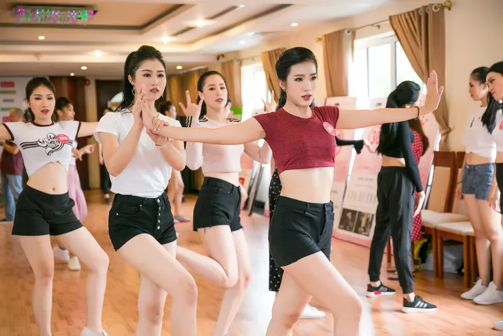 44 thí sinh Chung kết Hoa hậu Việt Nam 2018 khoe vẻ khỏe khoắn - Ảnh 2. 44 thí sinh Chung kết Hoa hậu Việt Nam 2018 khoe vẻ khỏe khoắn - Ảnh 2.