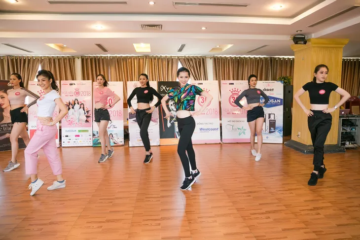 44 thí sinh Chung kết Hoa hậu Việt Nam 2018 khoe vẻ khỏe khoắn - Ảnh 3. 44 thí sinh Chung kết Hoa hậu Việt Nam 2018 khoe vẻ khỏe khoắn - Ảnh 3.