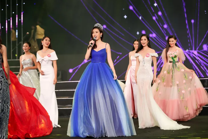 Đỗ Mỹ Linh khoe giọng hát ấn tượng mở màn Gala 30 năm Hoa hậu Việt Nam - Ảnh 5. Đỗ Mỹ Linh khoe giọng hát ấn tượng mở màn Gala 30 năm Hoa hậu Việt Nam - Ảnh 5.