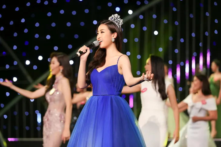 Đỗ Mỹ Linh khoe giọng hát ấn tượng mở màn Gala 30 năm Hoa hậu Việt Nam - Ảnh 2. Đỗ Mỹ Linh khoe giọng hát ấn tượng mở màn Gala 30 năm Hoa hậu Việt Nam - Ảnh 2.