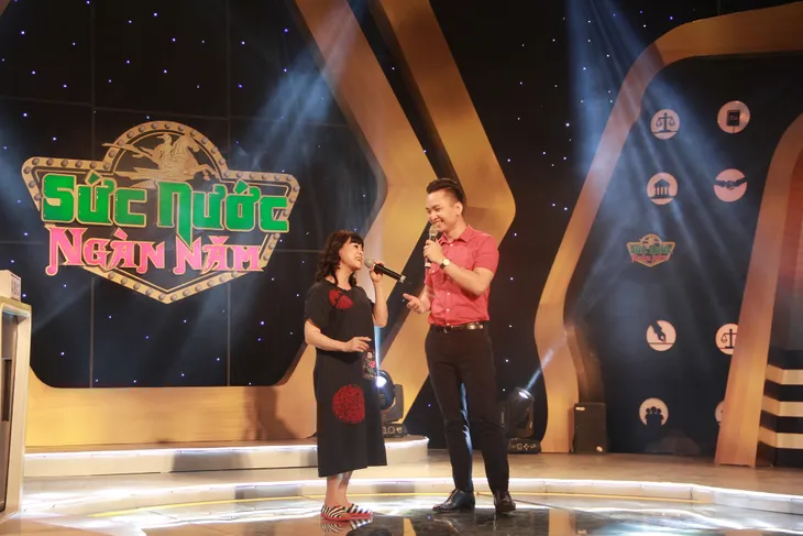 Bất ngờ trước giọng hát của MC Hạnh Phúc tại Sức nước ngàn năm - Ảnh 4. Bất ngờ trước giọng hát của MC Hạnh Phúc tại Sức nước ngàn năm - Ảnh 4.