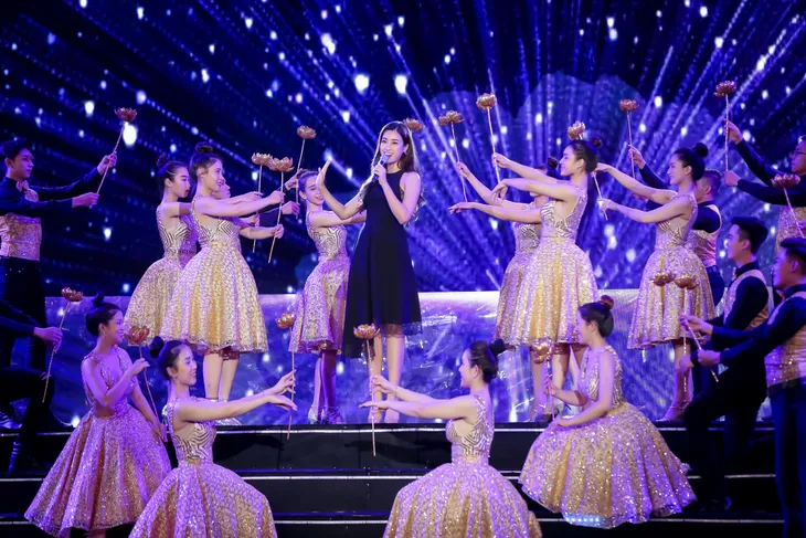Dàn Hoa hậu Việt Nam cùng nhau khoe giọng ngọt ngào trong đêm Gala kỷ niệm 30 năm - Ảnh 2. Dàn Hoa hậu Việt Nam cùng nhau khoe giọng ngọt ngào trong đêm Gala kỷ niệm 30 năm - Ảnh 2.