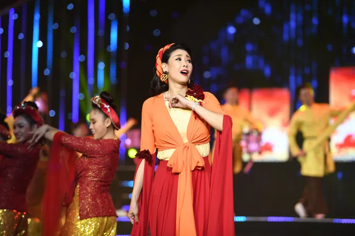 Hoa hậu Hà Kiều Anh bất ngờ khoe giọng ca trong veo - Ảnh 1. Hoa hậu Hà Kiều Anh bất ngờ khoe giọng ca trong veo - Ảnh 1.