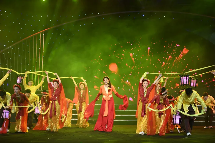 Hoa hậu Hà Kiều Anh bất ngờ khoe giọng ca trong veo - Ảnh 7. Hoa hậu Hà Kiều Anh bất ngờ khoe giọng ca trong veo - Ảnh 7.