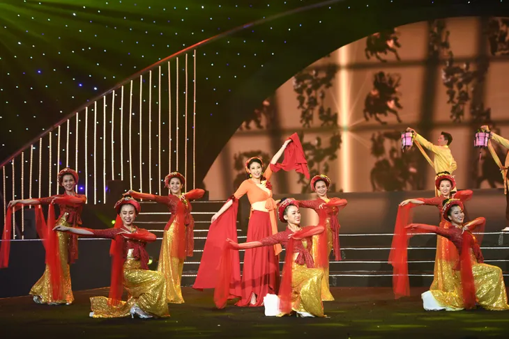 Hoa hậu Hà Kiều Anh bất ngờ khoe giọng ca trong veo - Ảnh 6. Hoa hậu Hà Kiều Anh bất ngờ khoe giọng ca trong veo - Ảnh 6.