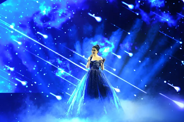 Hoa hậu Nguyễn Thị Huyền xuất thần hát tiếng Anh như Diva - Ảnh 4. Hoa hậu Nguyễn Thị Huyền xuất thần hát tiếng Anh như Diva - Ảnh 4.