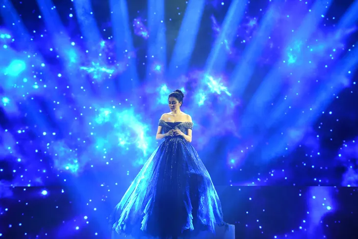 Hoa hậu Nguyễn Thị Huyền xuất thần hát tiếng Anh như Diva - Ảnh 3. Hoa hậu Nguyễn Thị Huyền xuất thần hát tiếng Anh như Diva - Ảnh 3.