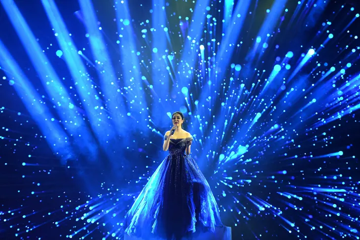 Hoa hậu Nguyễn Thị Huyền xuất thần hát tiếng Anh như Diva - Ảnh 2. Hoa hậu Nguyễn Thị Huyền xuất thần hát tiếng Anh như Diva - Ảnh 2.
