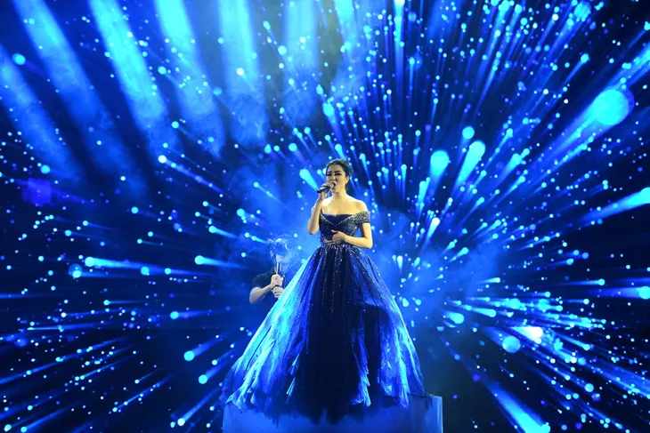 Hoa hậu Nguyễn Thị Huyền xuất thần hát tiếng Anh như Diva - Ảnh 1. Hoa hậu Nguyễn Thị Huyền xuất thần hát tiếng Anh như Diva - Ảnh 1.