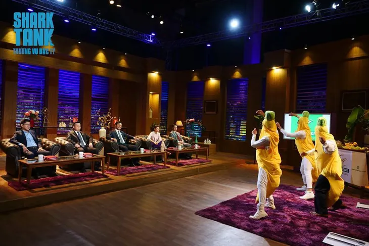 Shark Tank Việt Nam - Tập 5: Startup chuối chiên cụt cả 2 tay được hai shark cùng rót vốn - Ảnh 1. Shark Tank Việt Nam - Tập 5: Startup chuối chiên cụt cả 2 tay được hai shark cùng rót vốn - Ảnh 1.