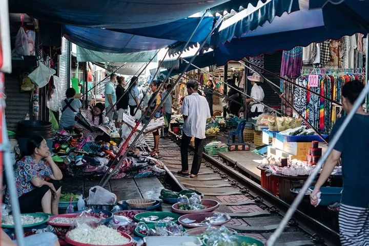 Cận cảnh khu chợ ngay cạnh đường sắt nguy hiểm nhất thế giới - Ảnh 10. Cận cảnh khu chợ ngay cạnh đường sắt nguy hiểm nhất thế giới - Ảnh 10.