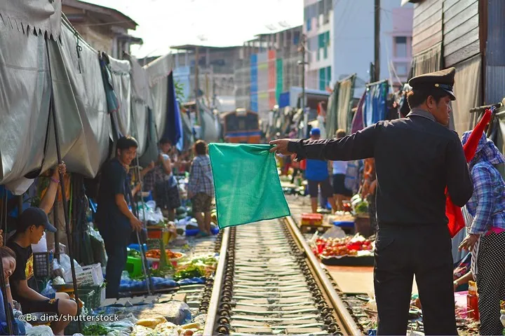 Cận cảnh khu chợ ngay cạnh đường sắt nguy hiểm nhất thế giới - Ảnh 8. Cận cảnh khu chợ ngay cạnh đường sắt nguy hiểm nhất thế giới - Ảnh 8.