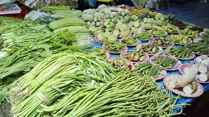 Cận cảnh khu chợ ngay cạnh đường sắt nguy hiểm nhất thế giới - Ảnh 4. Cận cảnh khu chợ ngay cạnh đường sắt nguy hiểm nhất thế giới - Ảnh 4.