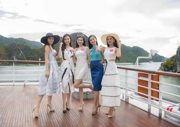 Thí sinh Hoa hậu Việt Nam 2018 thả dáng giữa biển trời Hạ Long - Ảnh 3. Thí sinh Hoa hậu Việt Nam 2018 thả dáng giữa biển trời Hạ Long - Ảnh 3.