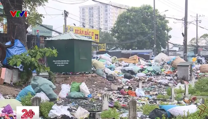 Dân TP.HCM “kêu trời” vì rác thải tràn lan gây ô nhiễm - Ảnh 2. Dân TP.HCM “kêu trời” vì rác thải tràn lan gây ô nhiễm - Ảnh 2.