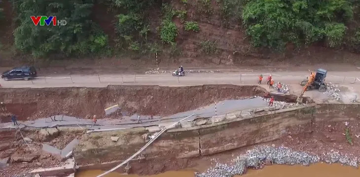 Xuất hiện nhiều điểm sạt lở trên Quốc lộ 6 tại Sơn La - Ảnh 1. Xuất hiện nhiều điểm sạt lở trên Quốc lộ 6 tại Sơn La - Ảnh 1.