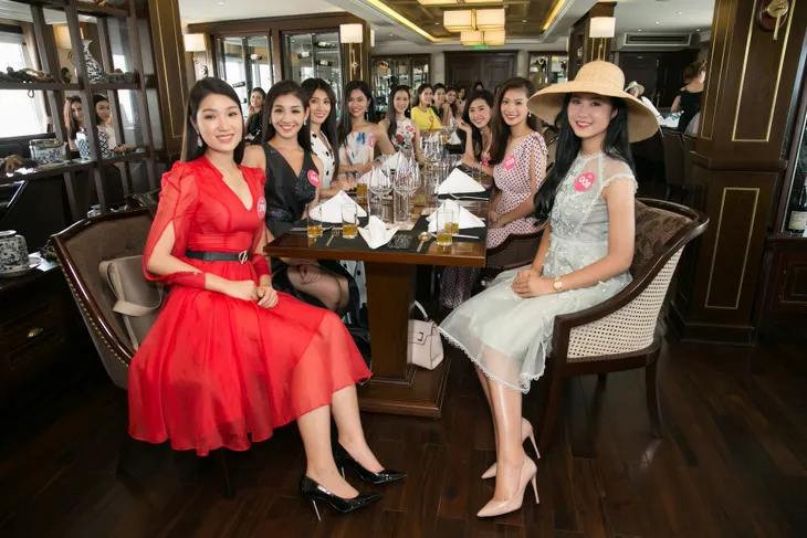 Thí sinh Hoa hậu Việt Nam 2018 thả dáng giữa biển trời Hạ Long - Ảnh 1. Thí sinh Hoa hậu Việt Nam 2018 thả dáng giữa biển trời Hạ Long - Ảnh 1.