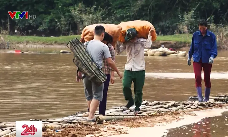 Người dân Lạng Sơn liều mình vượt sông bằng cầu tre - Ảnh 1. Người dân Lạng Sơn liều mình vượt sông bằng cầu tre - Ảnh 1.