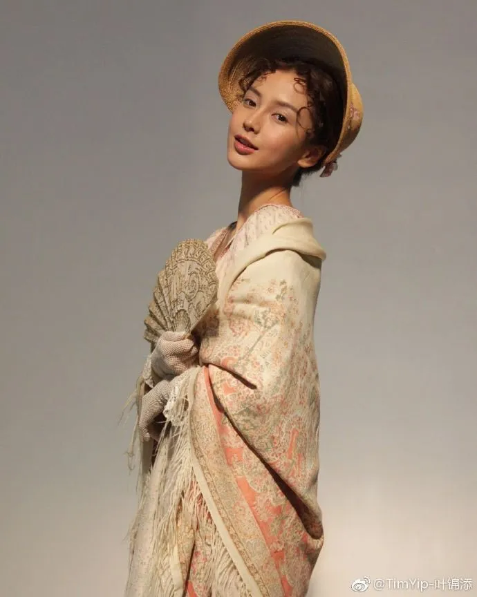 Angelababy khác lạ với phong cách quý cô cổ điển - Ảnh 3. Angelababy khác lạ với phong cách quý cô cổ điển - Ảnh 3.