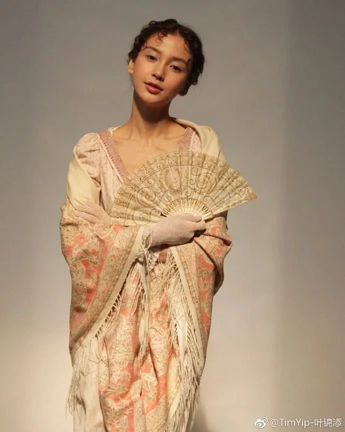 Angelababy khác lạ với phong cách quý cô cổ điển - Ảnh 2. Angelababy khác lạ với phong cách quý cô cổ điển - Ảnh 2.