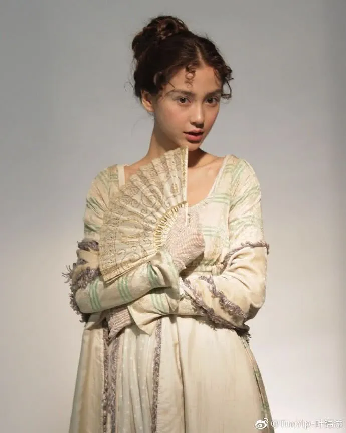 Angelababy khác lạ với phong cách quý cô cổ điển - Ảnh 1. Angelababy khác lạ với phong cách quý cô cổ điển - Ảnh 1.