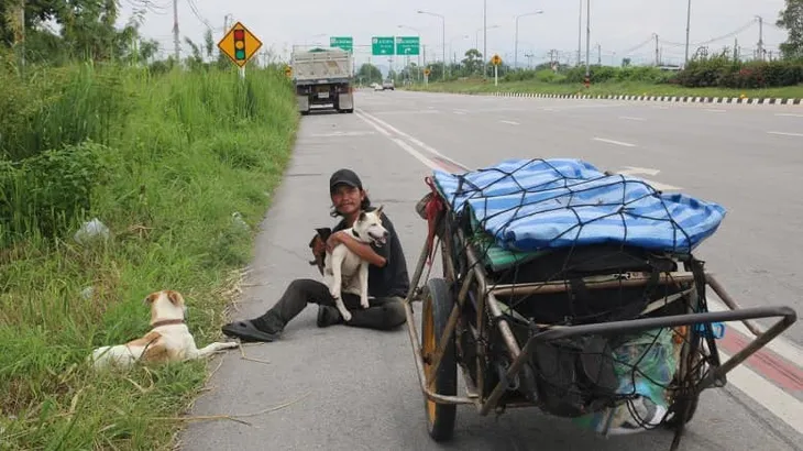 Thái Lan: Đi bộ 1.500km đưa tro cốt bạn gái lên núi - Ảnh 3. Thái Lan: Đi bộ 1.500km đưa tro cốt bạn gái lên núi - Ảnh 3.