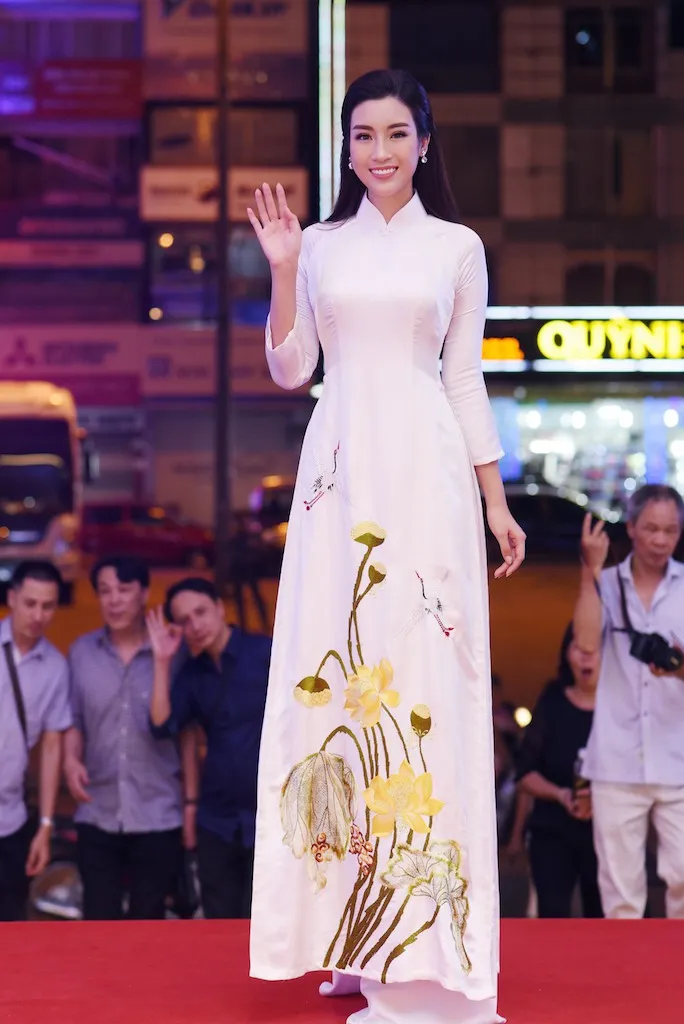 Đỗ Mỹ Linh, H’Hen Nie diện áo dài đọ dáng cùng dàn Hoa hậu, Á hậu - Ảnh 6. Đỗ Mỹ Linh, H’Hen Nie diện áo dài đọ dáng cùng dàn Hoa hậu, Á hậu - Ảnh 6.