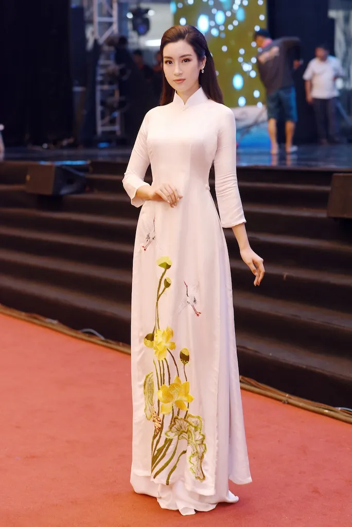 Đỗ Mỹ Linh, H’Hen Nie diện áo dài đọ dáng cùng dàn Hoa hậu, Á hậu - Ảnh 5. Đỗ Mỹ Linh, H’Hen Nie diện áo dài đọ dáng cùng dàn Hoa hậu, Á hậu - Ảnh 5.