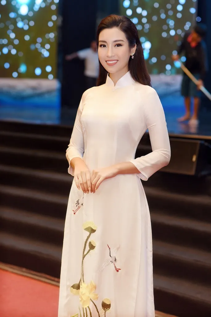 Đỗ Mỹ Linh, H’Hen Nie diện áo dài đọ dáng cùng dàn Hoa hậu, Á hậu - Ảnh 4. Đỗ Mỹ Linh, H’Hen Nie diện áo dài đọ dáng cùng dàn Hoa hậu, Á hậu - Ảnh 4.